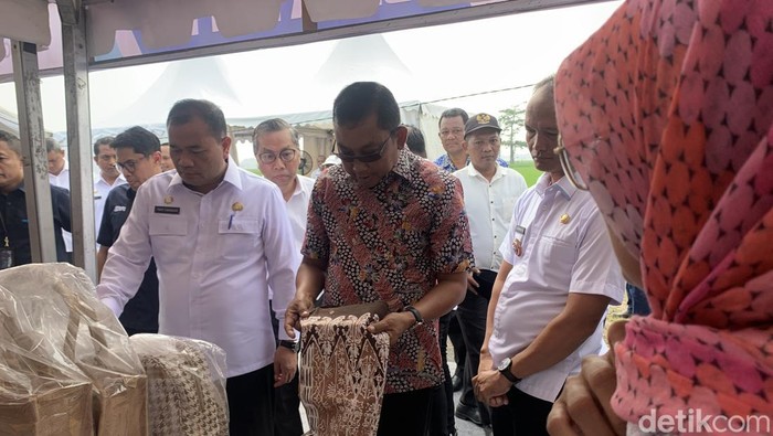 Kepala OJK Sumbagut Bambang Mukti Riyadi (pakaian batik) saat meninjau UMKM di Desa Pematang Johar, Deliserdang.