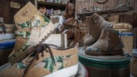 Kerajinan produk fesyen ini meliputi, sepatu, tas, topi, hingga home decor berbahan upcycling atau daur ulang.
