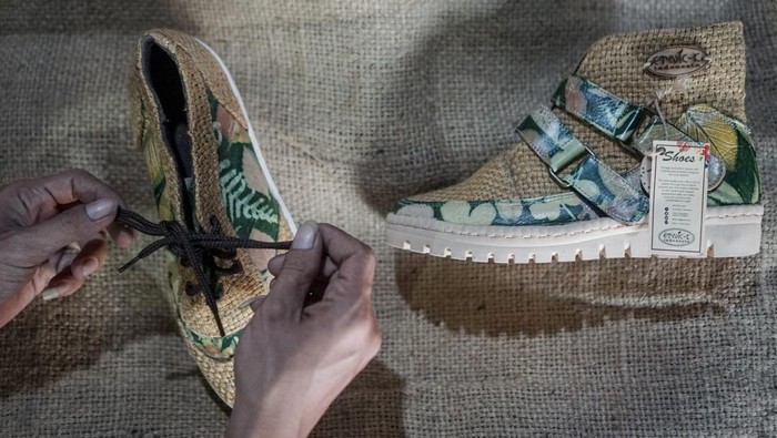 Kerajinan fesyen daur ulang karung goni Perajin menyelesaikan kerajinan sepatu berbahan limbah karung goni di workshop Etnic-K, Mojosongo, Jebres, Solo, Jawa Tengah, Rabu (9/8/2023). Kerajinan produk fesyen seperti sepatu, tas, topi, hingga home decor berbahan upcycling atau daur ulang karung goni tersebut telah dipasarkan ke sejumlah kota di Indonesia hingga ekspor ke sejumlah negara Asia dan Eropa yang dijual dengan harga Rp80 ribu hingga Rp350 ribu. ANTARA FOTO/Mohammad Ayudha/aww.