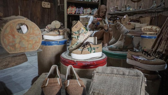 Kerajinan fesyen daur ulang karung goni Perajin menyelesaikan kerajinan sepatu berbahan limbah karung goni di workshop Etnic-K, Mojosongo, Jebres, Solo, Jawa Tengah, Rabu (9/8/2023). Kerajinan produk fesyen seperti sepatu, tas, topi, hingga home decor berbahan upcycling atau daur ulang karung goni tersebut telah dipasarkan ke sejumlah kota di Indonesia hingga ekspor ke sejumlah negara Asia dan Eropa yang dijual dengan harga Rp80 ribu hingga Rp350 ribu. ANTARA FOTO/Mohammad Ayudha/aww.