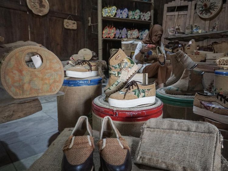 Kerajinan Fesyen Karung Goni Ini Tembus Pasar Asia hingga Eropa