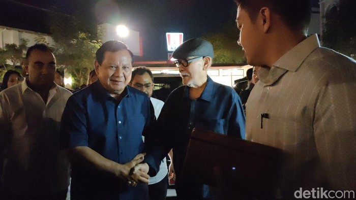 Ketum Gerindra Prabowo Subianto menemui relawan di Solo, Rabu (9/8/2023). Kali ini Prabowo hadir tanpa ditemani Walkot Solo Gibran Rakabuming Raka.