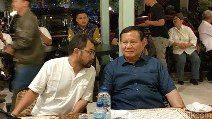 Ketum Gerindra Prabowo Subianto menemui relawan di Solo, Rabu (9/8/2023). Kali ini Prabowo hadir tanpa ditemani Walkot Solo Gibran Rakabuming Raka.