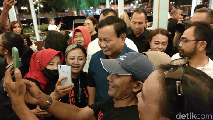 Ketum Gerindra Prabowo Subianto menemui relawan di Solo, Rabu (9/8/2023). Kali ini Prabowo hadir tanpa ditemani Walkot Solo Gibran Rakabuming Raka.