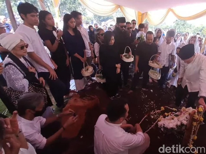 Pemakaman Ibunda Kikan Cokelat