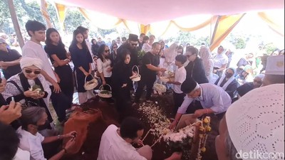 Air Mata Kikan Cokelat dan Tangisan Keluarga di Pemakaman Ibunda