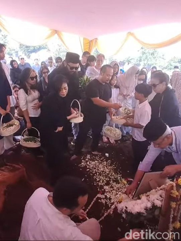 Pemakaman Ibunda Kikan Cokelat