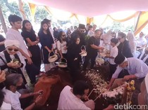 Air Mata Kikan Cokelat dan Tangisan Keluarga di Pemakaman Ibunda