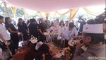 Air Mata Kikan Cokelat dan Tangisan Keluarga di Pemakaman Ibunda