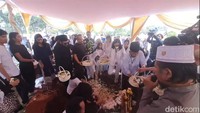 Keluarga yang turut mengantar ibunda Kikan ke tempat peristirahatan terakhirnya itu, juga diselimuti suasana duka yang mendalam. Mata sembab terlihat dari keluarga yang datang ke pemakaman. Foto: Ahsan/detikHOT