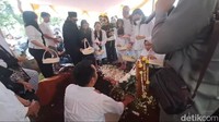 Kikan bersyukur bisa mendampingi ibunda di momen-momen terakhirnya. Ini menjadi jawaban atas doa Kikan. Foto: Ahsan/detikHOT