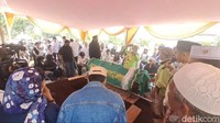 Ibunda Kikan sudah bertahun-tahun melawan kanker. 7 tahun lalu sempat divonis mengidap kanker payudara dan dinyatakan sembuh sekitar November 2022. Namun, pada Februari 2023, divonis mengidap kanker lever. Foto: Ahsan/detikHOT