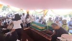 Air Mata Kikan Cokelat dan Tangisan Keluarga di Pemakaman Ibunda