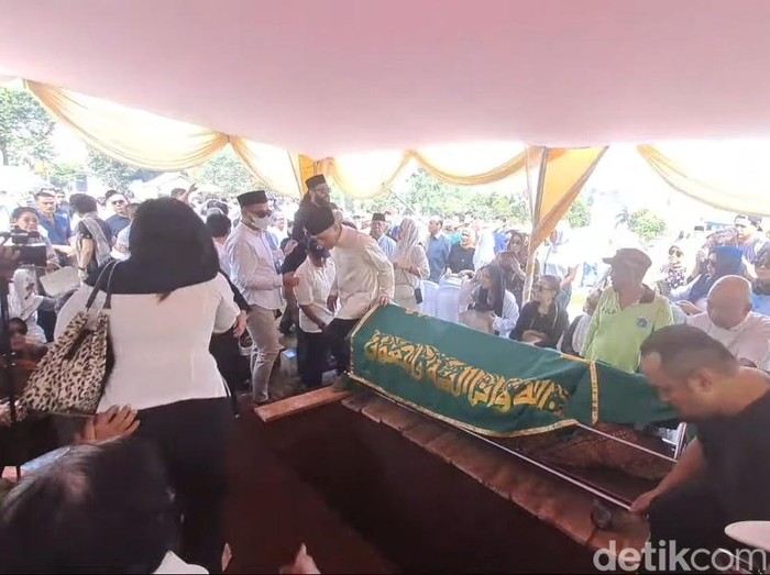 Kikan Cokelat Pemakaman Ibunda Kikan Cokelat