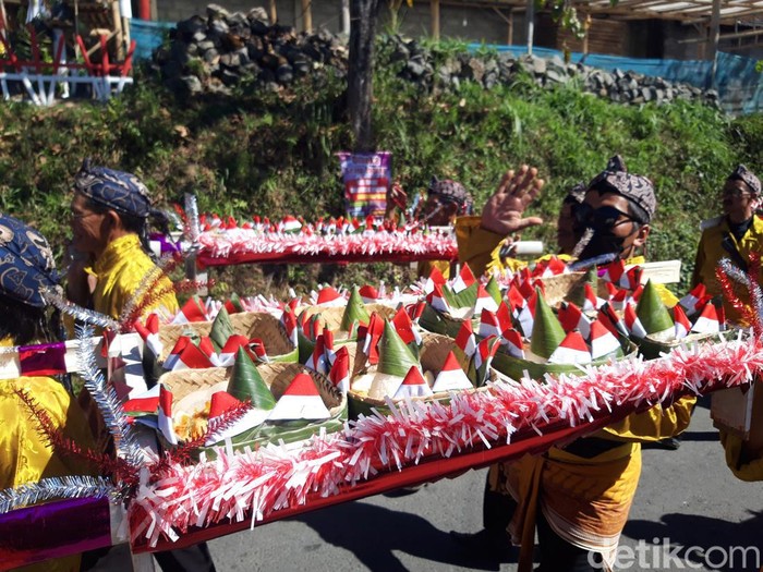 Kirab 1.000 tumpeng di Desa Selo, Boyolali, Rabu (9/8/2023).