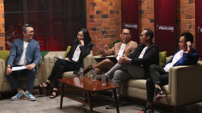 COO and Founder of Passion Jewelry Airyn Tanu (kedua kiri), Entrepreneur and Investor from Gratyo Group Global Awards Winning Business Coach Yohanes G. Pauly (tengah), CEO and Cofounder of CIAS Indrawan Nugroho (kedua kanan), Founder of Sour Sally Group Donny Pramono (kanan), melakukan penjurian kepada peserta Indonesia Mencari Founders (IMF) 2023 di Jakarta, Rabu, (9/8/2023).