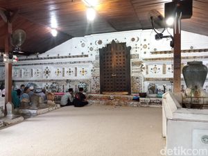 Sulitnya Usir Pengemis di Makam Sunan Gunung Jati Cirebon