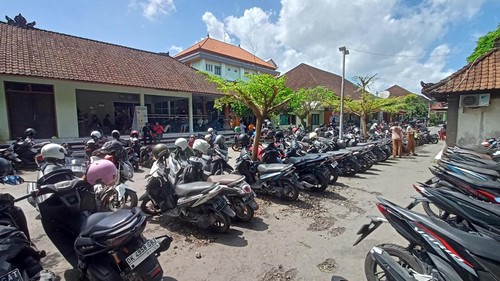 Kondisi lahan parkir motor pojok barat daya RSUD Tabanan yang sempit. Selama ini parkir masih menjadi persoalan krusial di RSUD Tabanan. Terlebih untuk pengunjung yang datang menggunakan mobil.