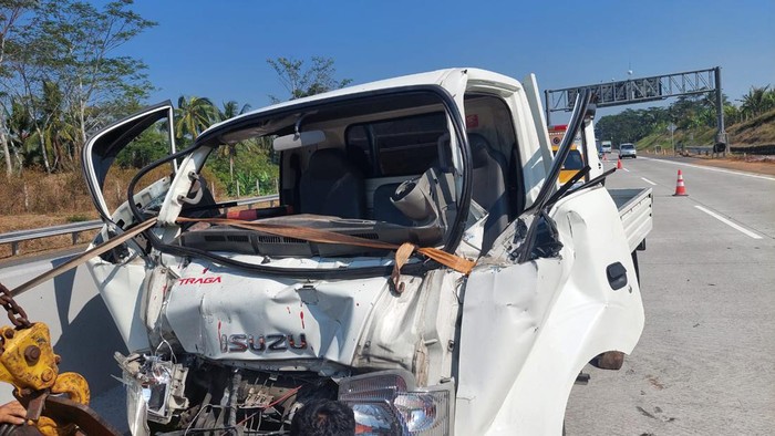 Kondisi mobil pikap ringsek usai tabrak truk tronton di Tol Boyolali, Rabu (9/8/2023).