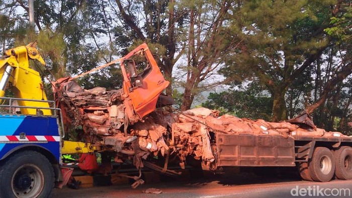 Kondisi truk yang mengalami kecelakaan tunggal di Tol Cipularang, Selasa (8/8/2023).