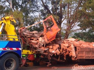 Truk Tabrak Pembatas Lajur Darurat di Tol Cipularang, Sopir Tewas