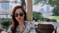 Di tengah kesibukannya, dirinya sering traveling ke luar negeri. Ini momennya saat cicip roti di salah satu restoran yang dikunjunginya. Foto: Instagram @poppycapella_
