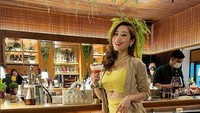 Pedangdut berusia 31 tahun ini, selalu tampil modis di berbagai kesempatan. Termasuk saat nongkrong di salah satu resto dan bar. Foto: Instagram @poppycapella_