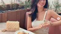 Menu pasta, pizza hingga cocktail jadi pilihan Poppy saat makan siang dan bersantai. Foto: Instagram @poppycapella_
