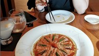 Terakhir ini senyuman penuh semangat dari Poppy saat menyantap hidangan khas Jepang untuk menu makan malamnya. Foto: Instagram @poppycapella_