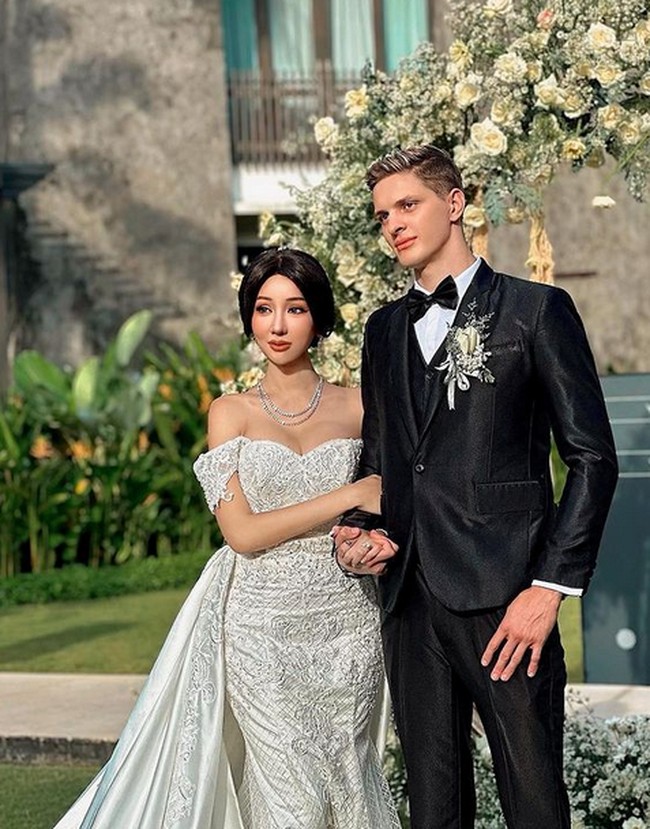 Keduanya tampil glamour. Luna sendiri tampak mengenakan gaun putih bak pengantin, sementara pria dengan nama asli Arten Boltian itu mengenakan setelan jas hitam dengan dasi kupu-kupu. Foto: dok. Instagram/@lucintaluna_manjalita