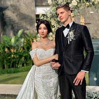 Keduanya tampil glamour. Luna sendiri tampak mengenakan gaun putih bak pengantin, sementara pria dengan nama asli Arten Boltian itu mengenakan setelan jas hitam dengan dasi kupu-kupu. Foto: dok. Instagram/@lucintaluna_manjalita
