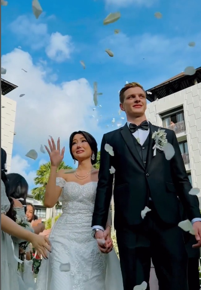 Lucinta Luna mengunggah potret pertunangannya dengan pria bule bernama Alan di Instagramnya pada 28 Juli. Pertunangan tersebut dilakukan di Bali.Foto: dok. Instagram/@lucintaluna_manjalita