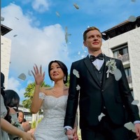 Lucinta Luna mengunggah potret pertunangannya dengan pria bule bernama Alan di Instagramnya pada 28 Juli. Pertunangan tersebut dilakukan di Bali.Foto: dok. Instagram/@lucintaluna_manjalita