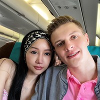 Saya mau mengatakan ke semua orang, dia perempuan sejak lahir dan saya mau mengatakan kepada semua orang saya percaya kepada Luna, dia beri tahu semuanya ke saya, ungkap Alan. Kenapa kamu selalu bilang transgender? Kita datang ke sini untuk cerita soal perasaan kita, bicara soal lamaran dan pernikahan kita. Terakhir kamu bilang Luna transgender, tambah Alan dengan nada kesal. Foto: dok. Instagram/@lucintaluna_manjalita