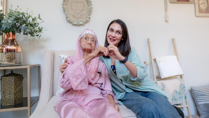 Luna Maya mendatangi penonton film Suzzanna yang berusia 101 tahun.