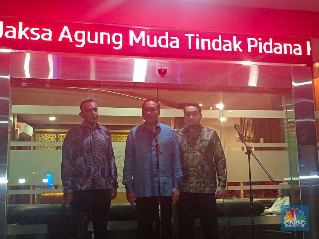 Mantan Mendag M Lutfi selesai menjalani pemeriksaan di Kejagung pada Rabu (9/8/2023). (CNBC Indonesia/Martyasari Rizky)