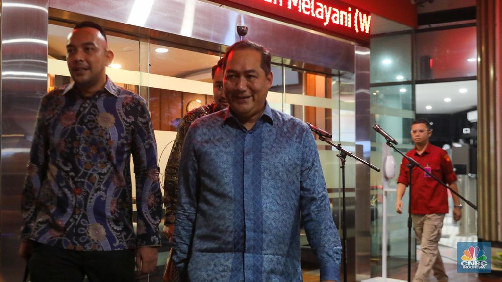 Mantan Mneteri Perdagangan, M Luthfi usai menjalani pemeriksaan di Gedung Bundar, Kejaksaan Agung, Jakart, Rabu (9/3/2023). (CNBC Indonesia/Faisal Rahman)