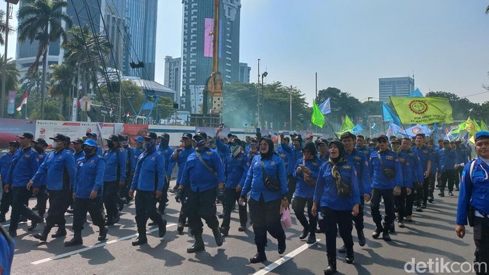 Massa buruh longmarch dari Patung Kuda ke Sarinah Thamrin, Jakarta Pusat. (Anggi Muliawati/detikcom)