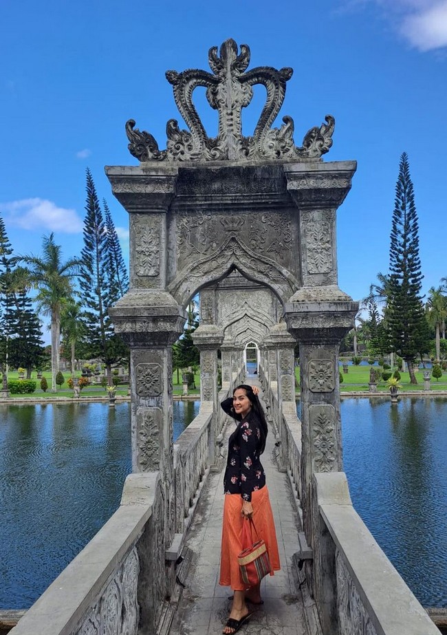Ibu satu anak ini memadukan kebayanya dengan rok oranye terang. Penampilannya simpel hanya dilengkapi sandal hitam dan tas dari kain tenun. Foto: Instagram/@maudykoesnaedi