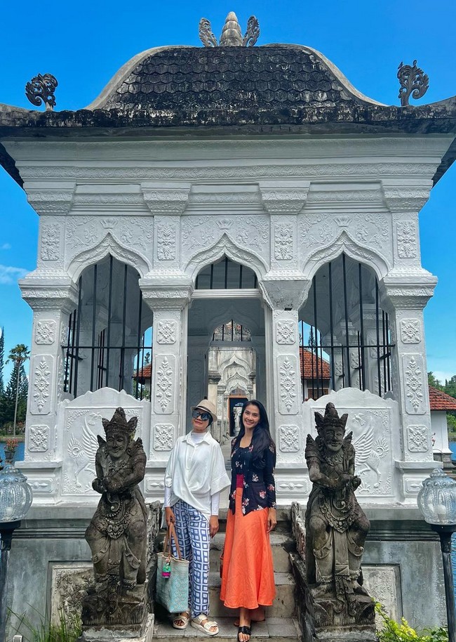 Bintang ‘Losmen Bu Broto’ ini memakai kebaya kutu baru warna hitam dengan motif bunga. Dia juga tampak mengenakan stagen merah di pinggang. Foto: Instagram/@maudykoesnaedi