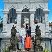 Bintang ‘Losmen Bu Broto’ ini memakai kebaya kutu baru warna hitam dengan motif bunga. Dia juga tampak mengenakan stagen merah di pinggang. Foto: Instagram/@maudykoesnaedi