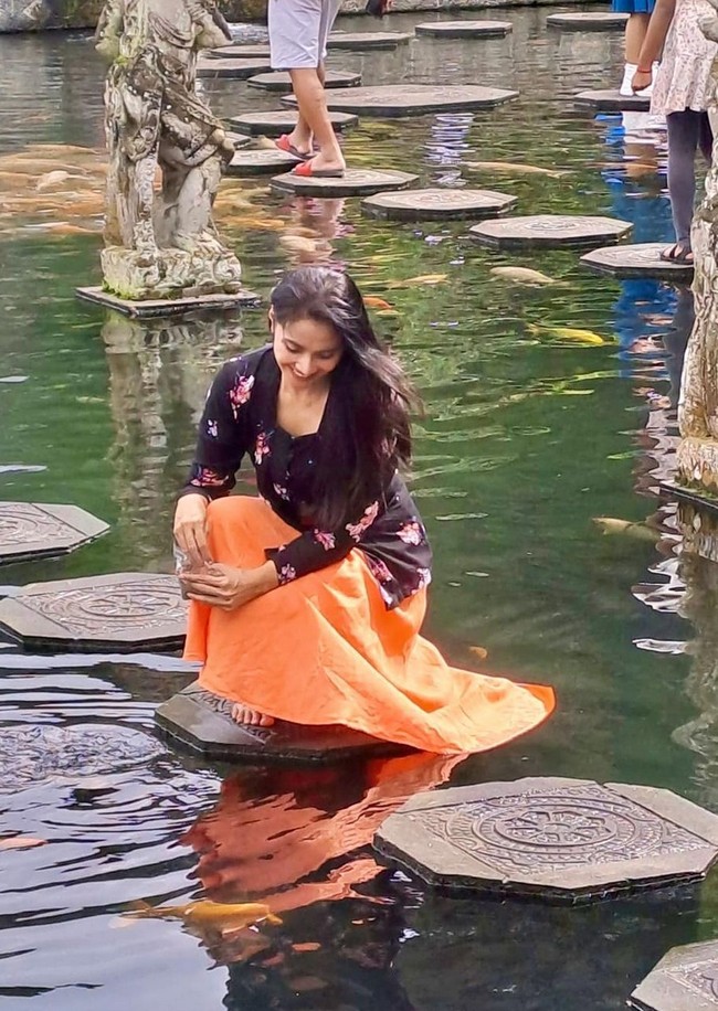 Wanita 48 tahun ini membiarkan rambut alaminya tergerai alami tanpa tatanan yang berlebihan. Foto: Instagram/@maudykoesnaedi