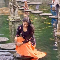 Wanita 48 tahun ini membiarkan rambut alaminya tergerai alami tanpa tatanan yang berlebihan. Foto: Instagram/@maudykoesnaedi