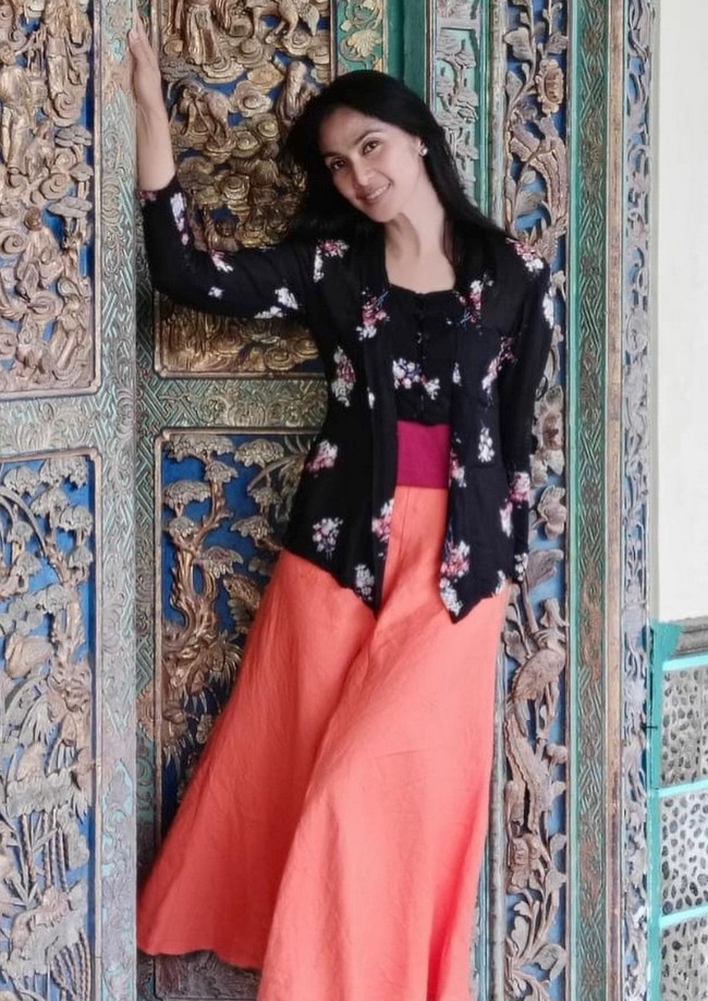 Wajahnya pun cukup dipulas makeup tipis yang semakin menonjolkan paras manis khas wanita Indonesia. Foto: Instagram/@maudykoesnaedi