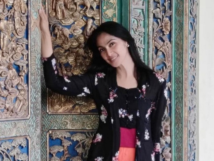 Maudy Koesnaedi pakai kebaya saat liburan