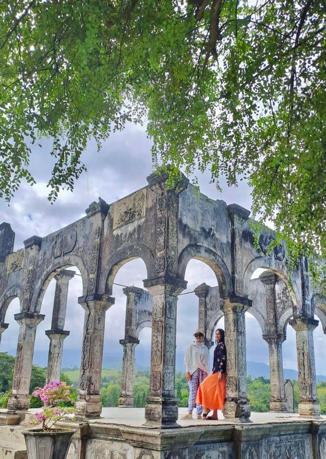 Beberapa tempat bersejarah yang dikunjunginya adalah Taman Soekasada Ujung, Tirta Gangga hingga Puri Agung Karangasem. Foto: Instagram/@maudykoesnaedi