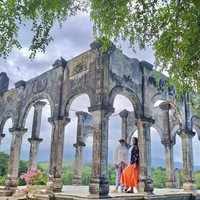 Beberapa tempat bersejarah yang dikunjunginya adalah Taman Soekasada Ujung, Tirta Gangga hingga Puri Agung Karangasem. Foto: Instagram/@maudykoesnaedi