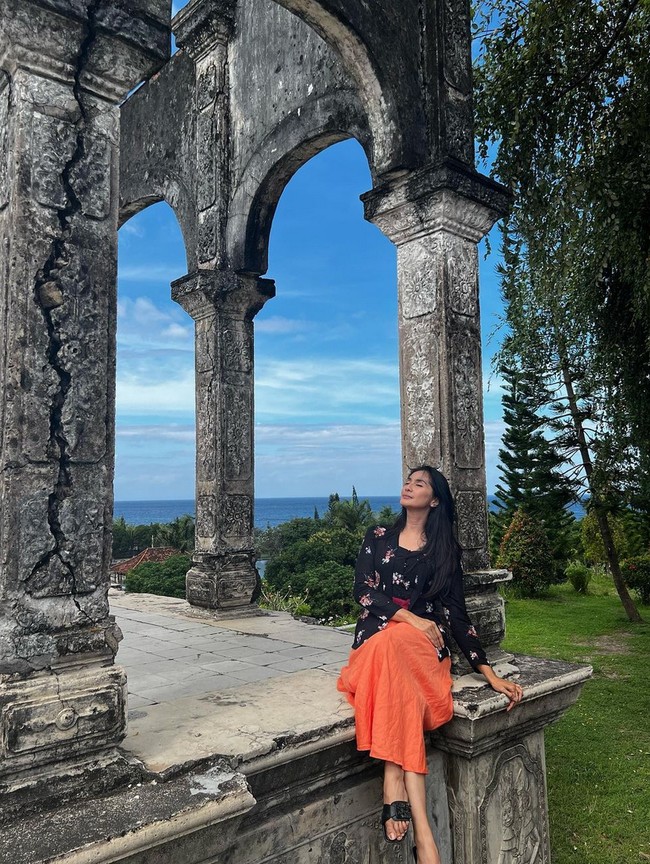 Maudy Koesnaedi belum lama ini menikmati waktu santai di Karangasem, Bali. Penampilannya sederhana mengenakan kebaya dan rok panjang. Foto: Instagram/@maudykoesnaedi