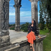 Maudy Koesnaedi belum lama ini menikmati waktu santai di Karangasem, Bali. Penampilannya sederhana mengenakan kebaya dan rok panjang. Foto: Instagram/@maudykoesnaedi