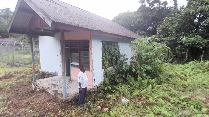 Perbaikan rumah pengungsi di Kabupaten Maybrat, Papua Barat Daya.